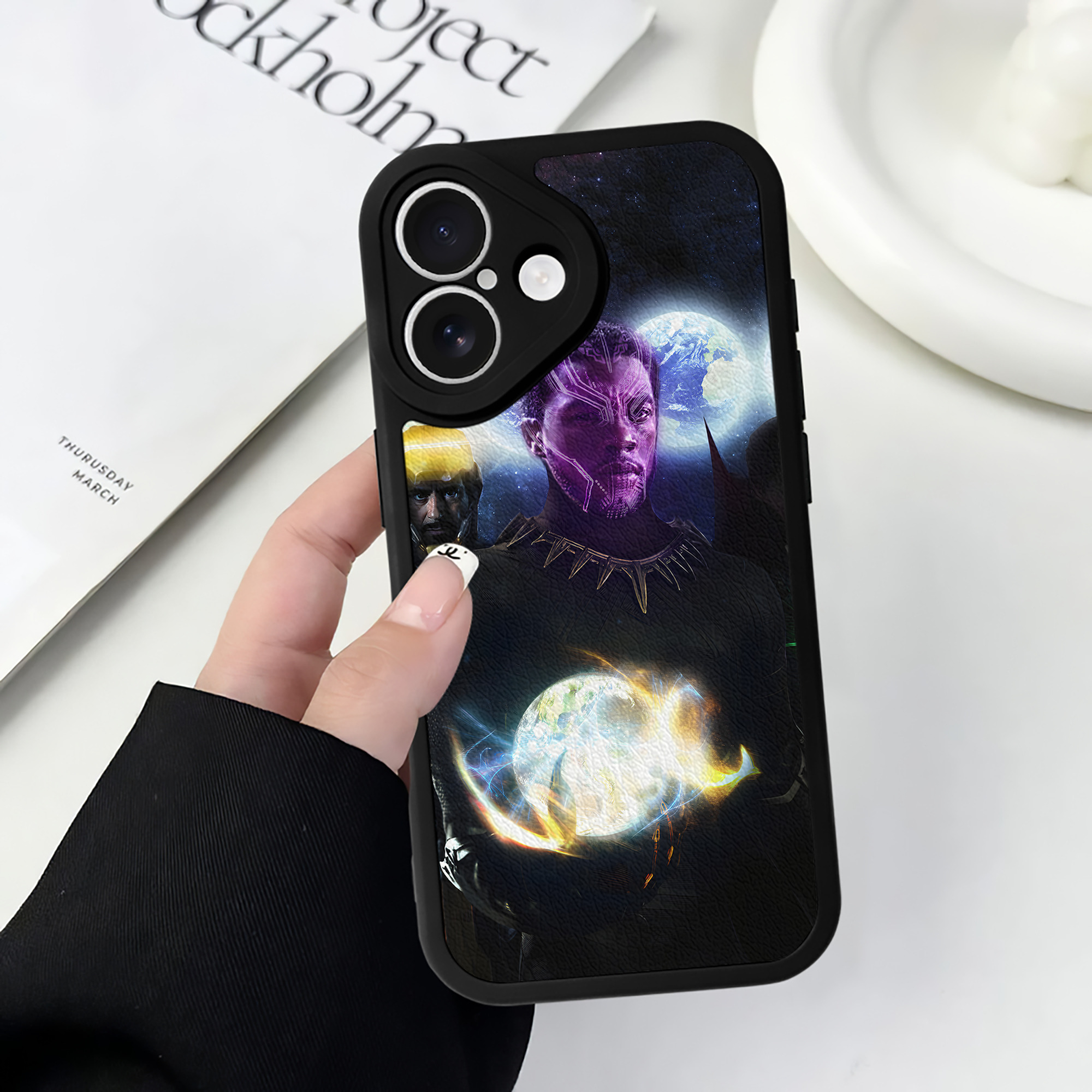 （画像用） アベンジャーズ The Avengers 【iPhone 16シリーズ対応】シリコンスマホケース（レザー調） 材質：シリコン